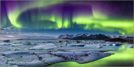 Poster Iceland: Auroras above the glacier lagoon (panorama)