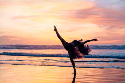 Poster Dancer at sunset on the beach